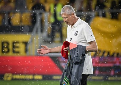 Играчите на пловдивския Ботев и столичния Локомотив преди мача помежду