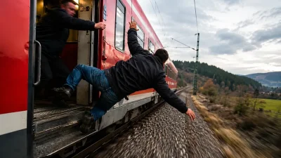 Хвърленият от влак в Германия българин остава в кома
