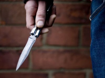 Младеж намушка с нож момиче във врата в Благоевград