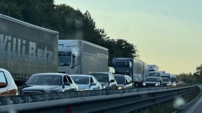 Верижна катастрофа затруднява движението по главния път Созопол – Бургас