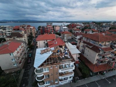 Ураганът в Приморско откъсна покрив и го заби в жилищна сграда (ВИДЕО)