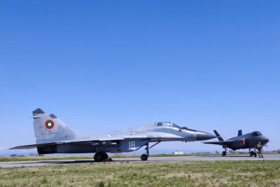 Започна подписка срещу разполагането на американски самолети в &bdquo;Безмер"