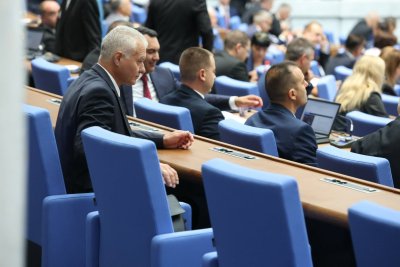 Депутатите се изпокараха за парите на полицаите и орязаната субсидия за църквата 