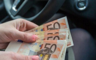 Двама служители на Националната агенция за приходите НАП бяха задържани