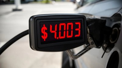 Цените в бензиностанциите в САЩ надхвърлиха психологическата граница от $4 за галон