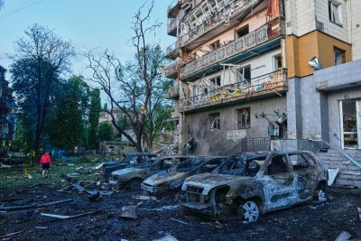 Поне един човек загина и 16 бяха ранени при най