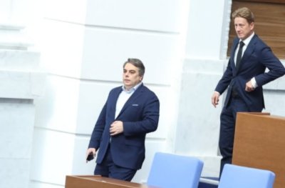 Асен Василев си върна на Радев: Вие шарлатани ли сте, или лицемери?