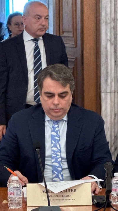 Асен Василев спира безобразията в бюджета с вратовръзка на пера