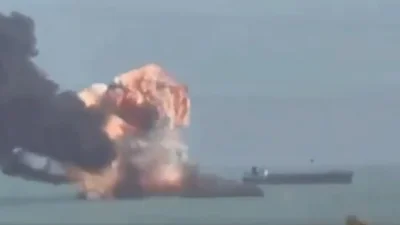Два петролни танкера горят след експлозии избухнали докато плавателните съдове