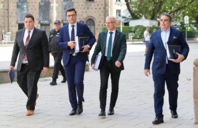 Асен и Денков връчиха на Йотова петиция за вето на бюджета