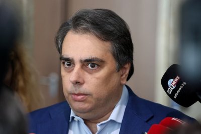 След срещата с Йотова: Асен Василев се запъти към КС заради бюджета 