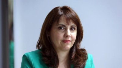 Социалната министърка се гъне, поне няма да се вдига възрастта за пенсия