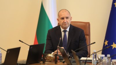 Радев към енергийния министър на САЩ: Важно е да не спира работата на "Лукойл"