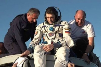 Американски астронавт и двама руски космонавти се завърнаха на Земята след 8-месечна мисия