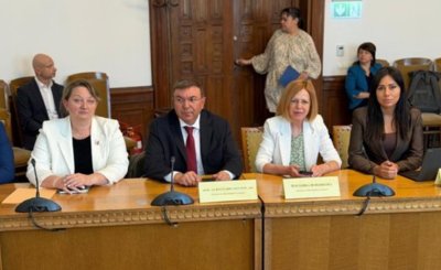 Деница Сачева: Липсват 30 000 медицински сестри, трябва да учат близо до дома 