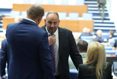 Само в Lupa.bg: Петър Стойчев "загражда" блондинка в парламента