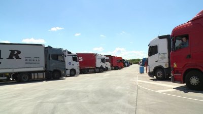 След скандал и заплахи с щанга: Румънски тираджия опита да прегази гранични полицаи в Русе