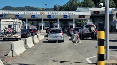 Опашки се заформят на границите с Турция и Сърбия