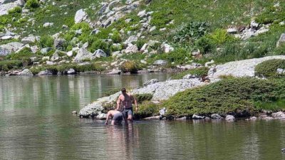 Двама чужденци се топнаха в рилското езеро Рибното и отнесоха глоби (СНИМКИ)