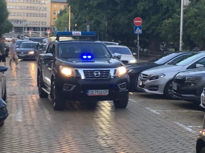 Полиция и пожарна пред БНБ: Мъж иска да се самоубие (СНИМКИ)