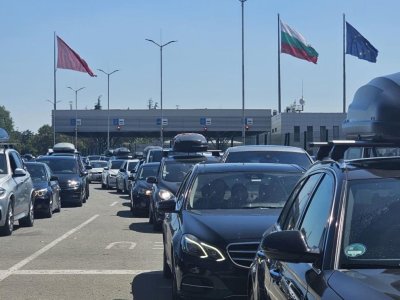 Сериозен трафик: 10 000 автомобила преминават за денонощие през "Капитан Андреево"