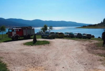 Водолази издирват мъж във водите на язовир "Доспат"