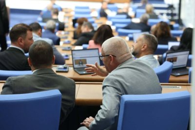 ИЗНЕНАДА: Връщат депутатите от ваканцията
