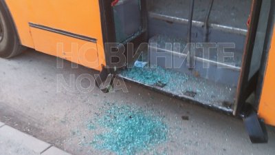 Изписаха ранения шофьор на потрошения автобус в София, 17-годишният бияч остава в ареста