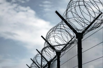 Затвор за двама, принудили русенец да им прехвърли над 39 дка земя