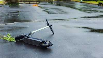 17-годишен се бори за живота си след падане от електрическа тротинетка