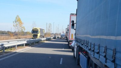 Ограничават движението на камиони по АМ &bdquo;Тракия&ldquo; и &bdquo;Струма&ldquo;