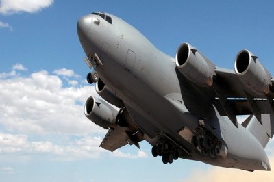 Какво прави този огромен американски военен Боинг над Бургас? (ВИДЕО)