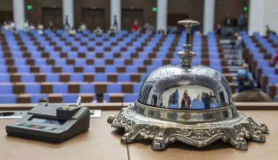 НС опустя: Последен звънец! Зам.-шефът на НС Иван Ангелов разпусна депутатите 