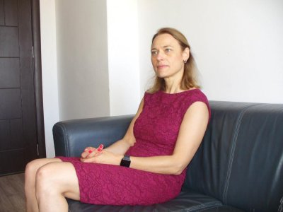 Кроят шапката на Ива Митева
