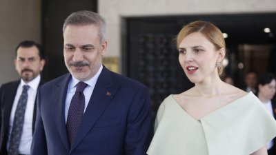 Семплата Велислава прелъстена и изоставена от Абас, 3 седмици го чака да й звънне