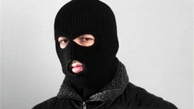 Маскиран нападна с желязна палка охранител в Казанлък