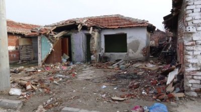 Роми нападнаха журналисти във "Филиповци", снимали събарянето на незаконни къщи