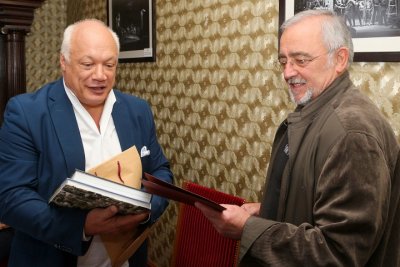 Авторът на "Господин Ибрахим и цветята на Корана" се среща с почитатели в Народния театър