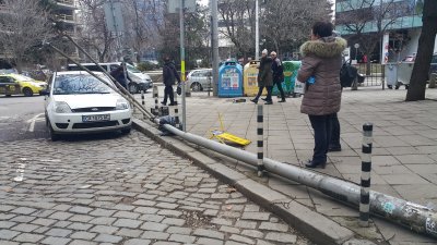На вниманието на Фандъкова: Елстълбове падат в центъра на София 