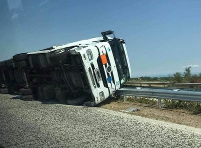 Дрогиран шофьор на камион се блъсна в мантинелата на АМ "Тракия" край Пловдив