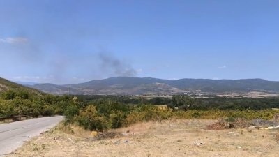 Голям пожар затвори Подбалканския път край Сливен
