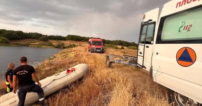 Пожарникари спасиха дете изпаднало в беда във водите на язовир Правище