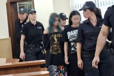 Момичетата от Пловдив остават в ареста, народът крещи &bdquo;Убийци&ldquo;