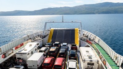 Ферибот с 95 души се преобърна в езерото Кариба