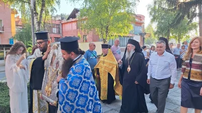 Велинградчани се докоснаха до чудотворната икона "Златна ябълка"