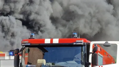 Пожарът в бившето училище в центъра на Монтана пламна отново