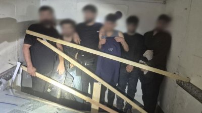 Откриха 8 мигранти в тайник на микробус на българо-гръцката граница
