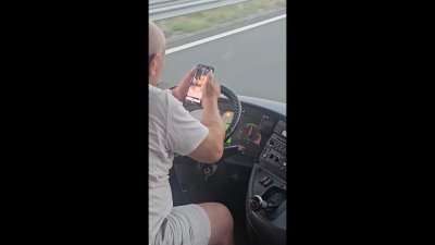 Пътници в шок: Шофьор на автобус гледа тик ток зад волана (ВИДЕО)