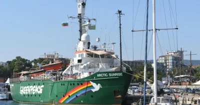 Ледоразбивач на "Грийнпийс" акостира във Варна