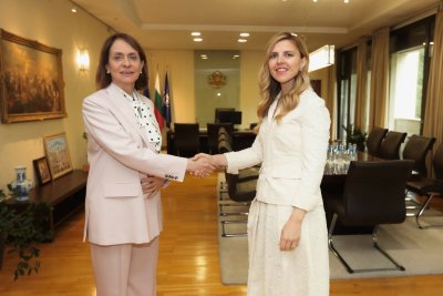 Семплата Чамова привика хубавата Олеся за дрона